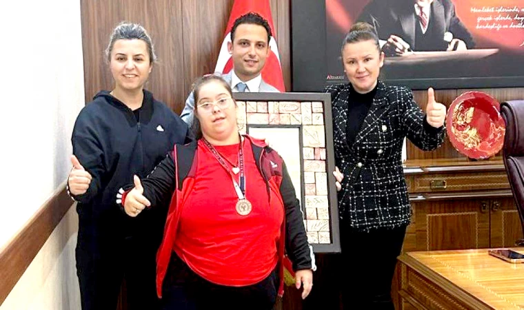"Nisa'nın Yüzme Zaferi: Türkiye Şampiyonasında 3.lük!