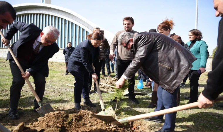 Sağlık Çalışanları Yaşam Fidanlığından ilk fidanlar toprakla buluştu