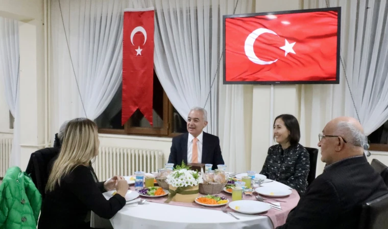 Vali Turan, aziz şehitlerimizin onuruna düzenlenen programda baştacı ailelerimiz ile bir araya geldi
