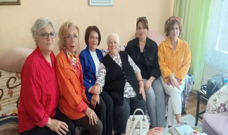 Anneler Gününde CHP'li kadınlar Partili yaşlıları unutmadı