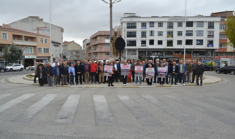 CHP Pınarhisar İlçe Örgütü Beton Atığı Sorununu Siyah Çelenkle Protesto Etti 