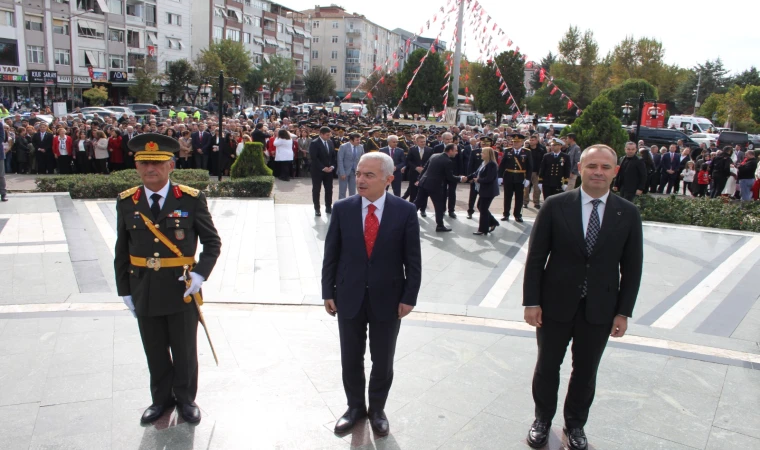 Cumhuriyet’in 102’inci yıldönümü Kırklareli'de bugün çelenk sunma töreni ile başladı.