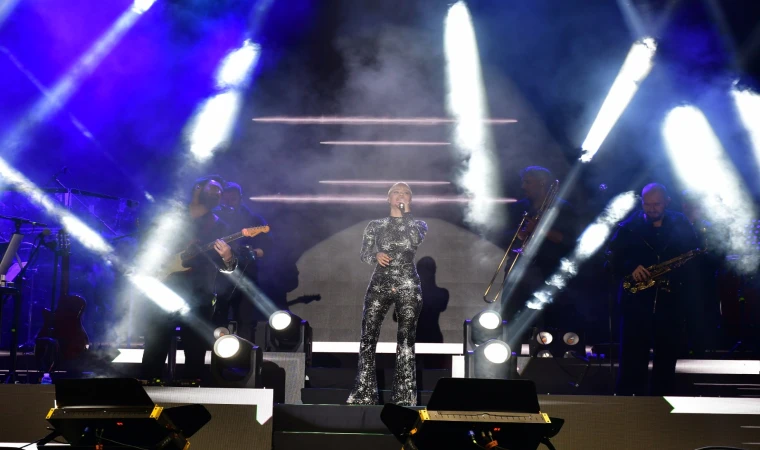 Derya Uluğ sahnede büyüledi