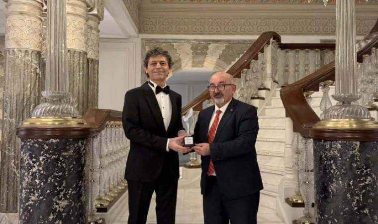 Akif Manaf’a Bir Barış Ödülü Daha: Dünyaca Ünlü Yazar Egeyön Barış Ödülünü Aldı