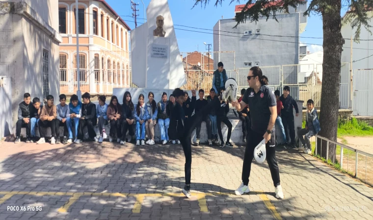 8 Nisan Dünya Romanlar Günü Coşkuyla Kutlandı