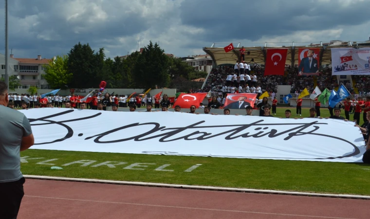 19 Mayıs Atatürk’ü Anma, Gençlik ve Spor Bayramının 107. yılı Kırklareli’nde düzenlenen törenlerle kutlandı.