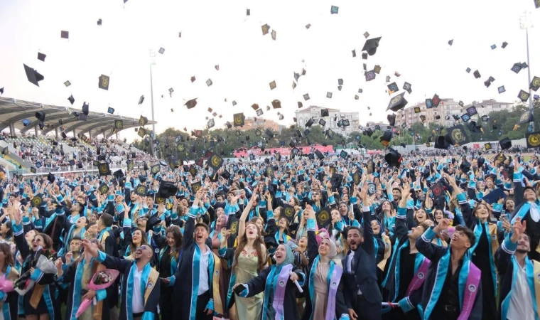 Kırklareli Üniversitesi’nde Mezuniyet Coşkusu: 3 Bin Öğrenci Kep Attı