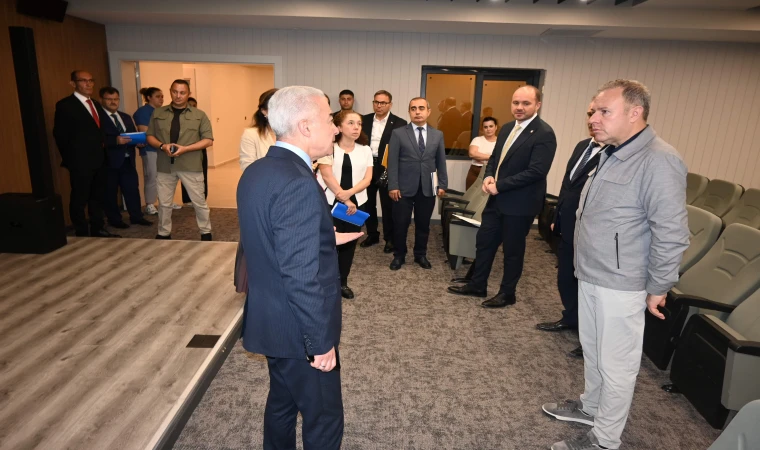 Kırklareli Valisi Uğur Turan ile beraberindekiler, Kırklareli TSO’nun “Çok Amaçlı Konferans Salonu”nu gezdi