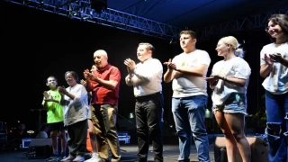 BARIŞ EZGİLERİ KONGRE MEYDANINDA YANKILANDI