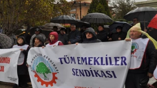 İNSANCA YAŞAMAK İSİTİYORUZ DİYEN EMEKLİLER BÜTÇEDEN PAY İSTEDİ