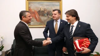 Çakır'dan Özel'e ''Özel ' Hediye