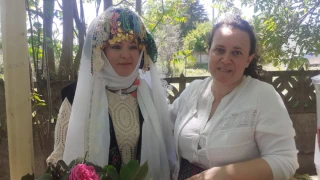ŞEHİRDEN GELEN GENÇLER KÖYDEKİ GELENEKLERİ CANLANDIRDI