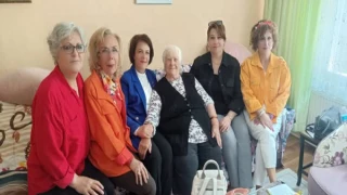 Anneler Gününde CHP'li kadınlar Partili yaşlıları unutmadı
