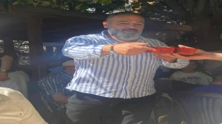 -BELEDİYE MECLİS ÜYESİ İSMAİL DOĞAN, AŞURE VE KURBAN ETKİNLİĞİNDE, PROTOKOLDE OTURMAYIP, GELEN CANLARA HİZMETLENDİ
