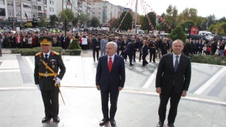Cumhuriyet’in 102’inci yıldönümü Kırklareli'de bugün çelenk sunma töreni ile başladı.