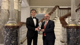 Akif Manaf’a Bir Barış Ödülü Daha: Dünyaca Ünlü Yazar Egeyön Barış Ödülünü Aldı