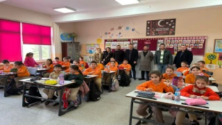 ÖZÜN'den İhtiyaç Sahibi Öğrencilere Giysi Ve Kırtasiye Desteği