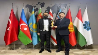 Dünyaca Ünlü Yazar Akif Manaf’a Küresel Bilinç ve Barış Ödülü Verildi