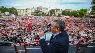 ÖZEL'İ LÜLEBURGAZ İLÇESİNDE ONBİNLERCE KİŞİ KARŞILADI.