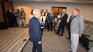 Kırklareli Valisi Uğur Turan ile beraberindekiler, Kırklareli TSO’nun “Çok Amaçlı Konferans Salonu”nu gezdi