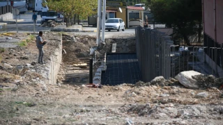 Mehmetçik Caddesi’nde istinat duvarı çalışması başladı