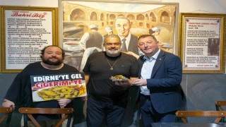 ÜNLÜ OYUNCU ŞEVKİ ÖZCAN’A TAVA CİĞER İKRAMI