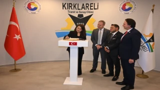 Yeni Parti Milletvekilleri Gökçe Gökçen ile Turan Taşkın Özer, Kırklareli TSO’nın “Şeref Defteri”ni İmzaladı