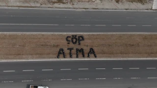 Belediye personeli topladığı çöplerden “Çöp atma” yazarak farkındalık oluşturdu.