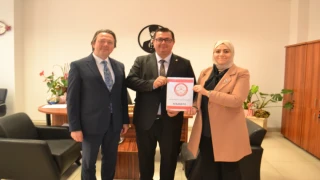 Yeni Parti Merkez İlçe Başkanı Yeniay mazbatasını aldı